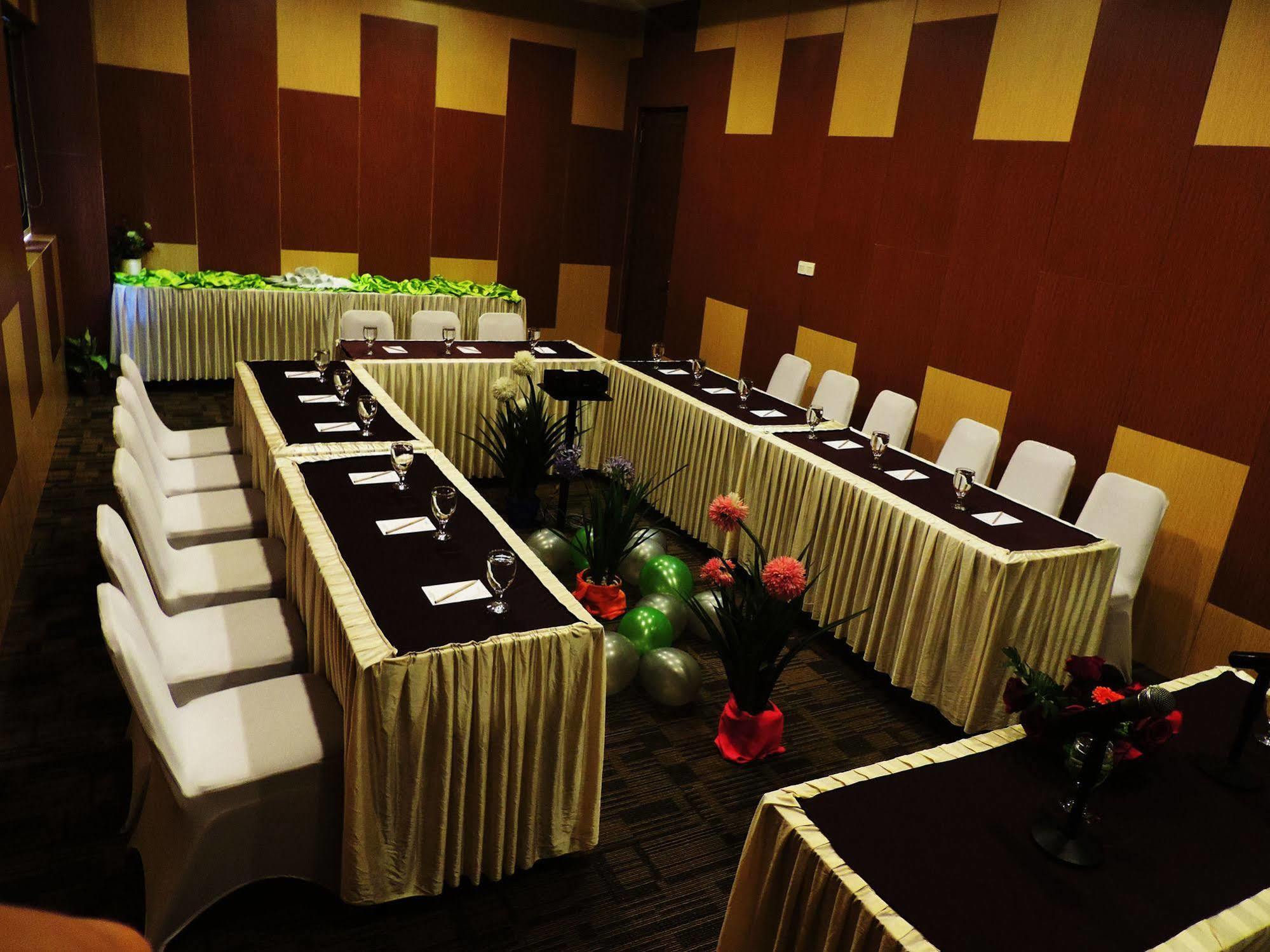 Arbor Biz Hotel Makassar Kültér fotó
