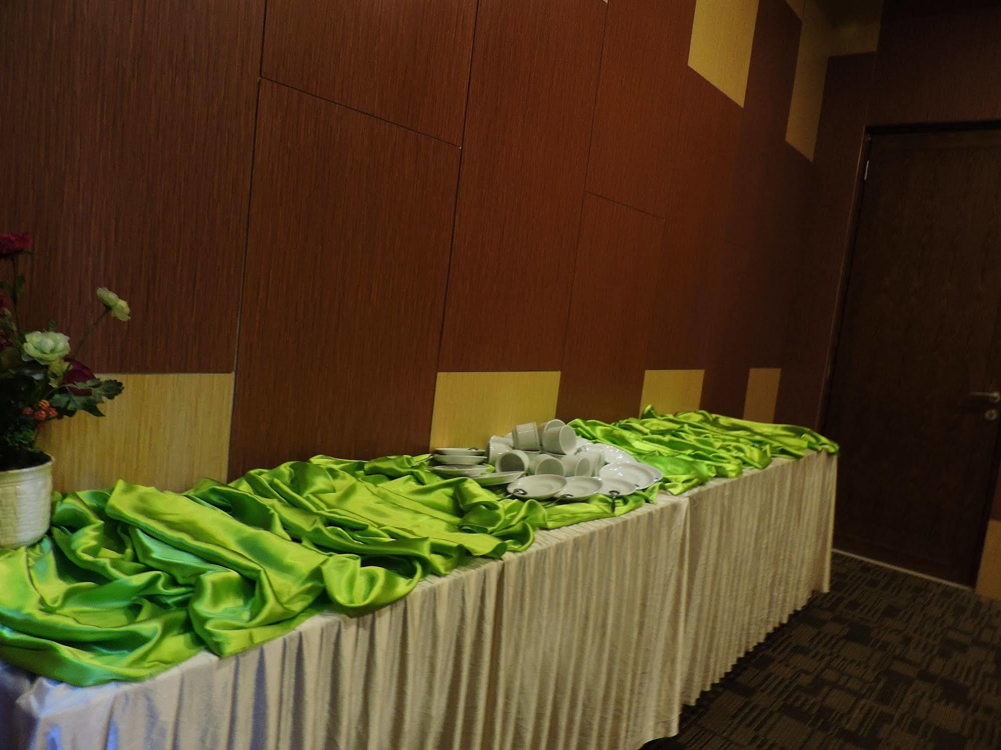 Arbor Biz Hotel Makassar Kültér fotó